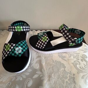 NWOT Kate Spade size 5.5 sandals. Velcro closure on ankle.